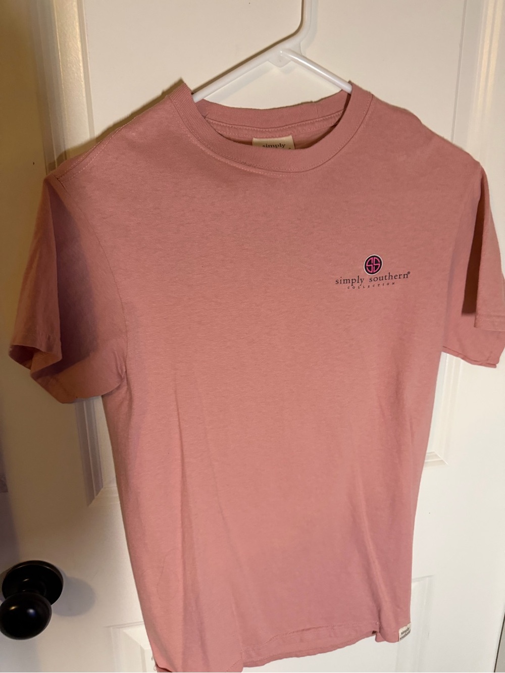 Simply Southern Men's Dusty Rose Short Sleeve Logo Tee